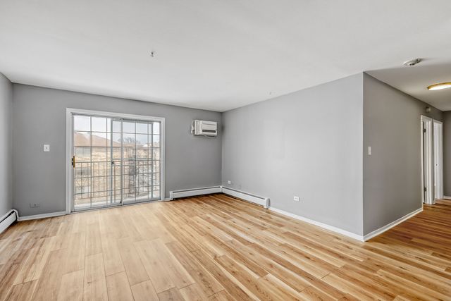 147 W Elk Trail 345, Carol Stream, IL 60188