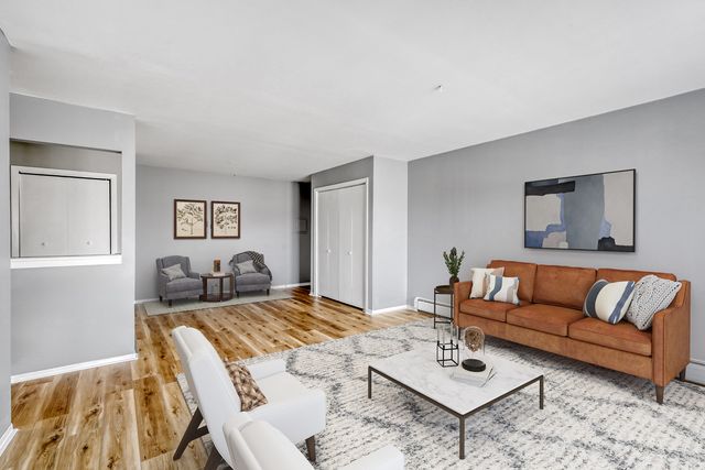 147 W Elk Trail 345, Carol Stream, IL 60188