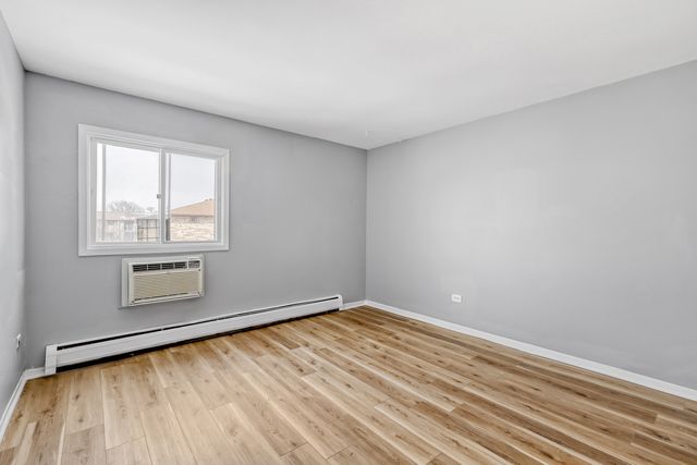 147 W Elk Trail 345, Carol Stream, IL 60188