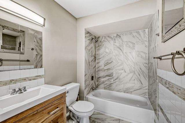 147 W Elk Trail 345, Carol Stream, IL 60188