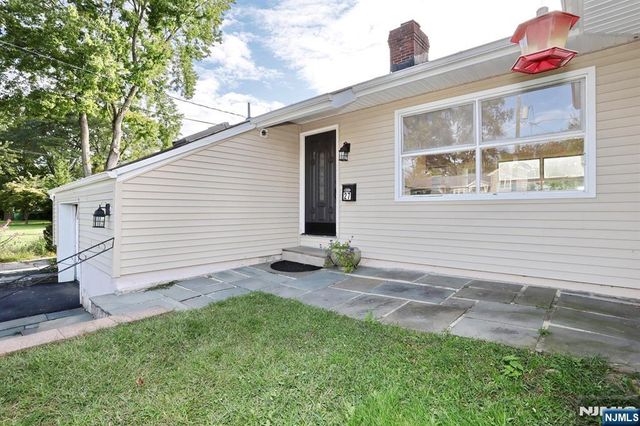 27 BRIARCLIFF Road, Hillsdale, NJ 07642
