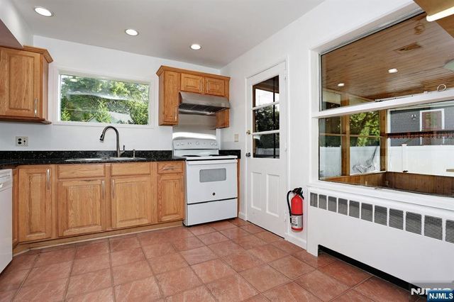 27 BRIARCLIFF Road, Hillsdale, NJ 07642