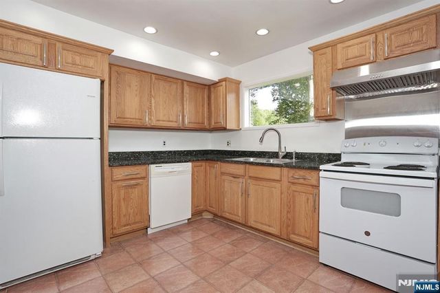 27 BRIARCLIFF Road, Hillsdale, NJ 07642