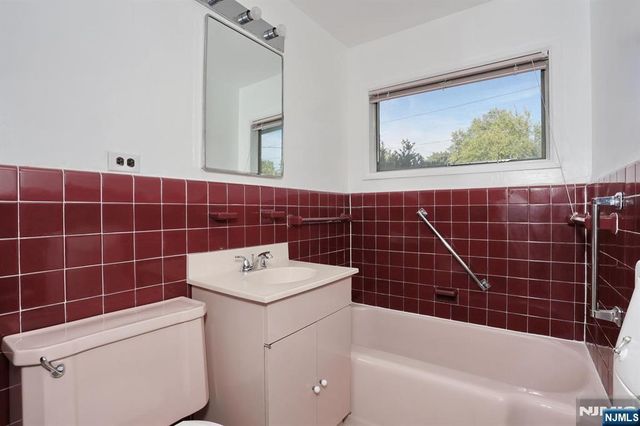 27 BRIARCLIFF Road, Hillsdale, NJ 07642