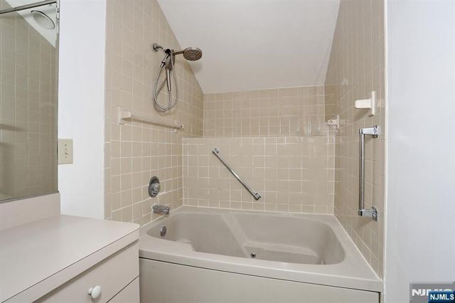 27 BRIARCLIFF Road, Hillsdale, NJ 07642