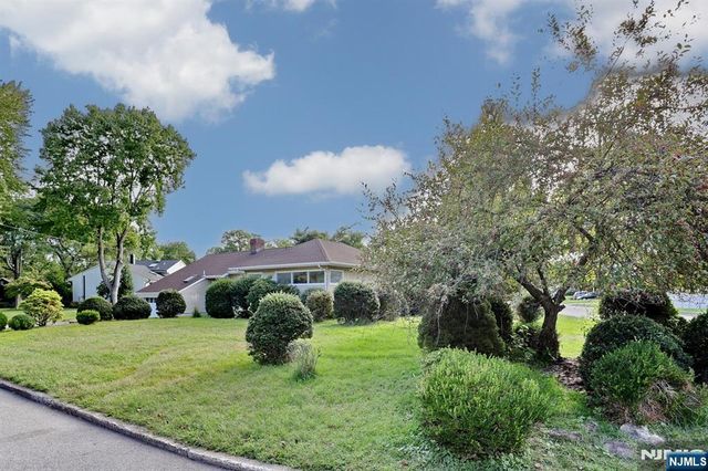 27 BRIARCLIFF Road, Hillsdale, NJ 07642