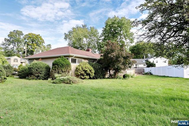 27 BRIARCLIFF Road, Hillsdale, NJ 07642