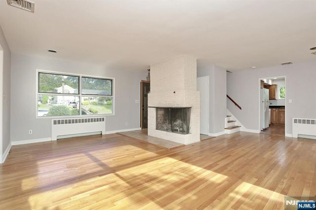 27 BRIARCLIFF Road, Hillsdale, NJ 07642