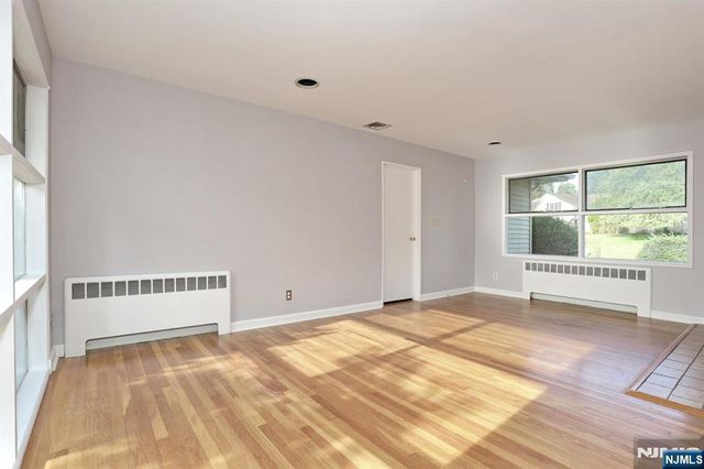 27 BRIARCLIFF Road, Hillsdale, NJ 07642