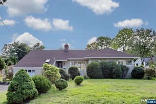 27 BRIARCLIFF Road, Hillsdale, NJ 07642