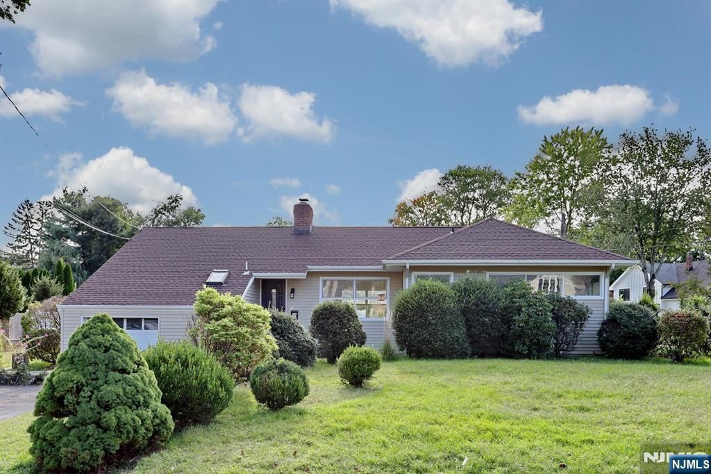 27 BRIARCLIFF Road, Hillsdale, NJ 07642