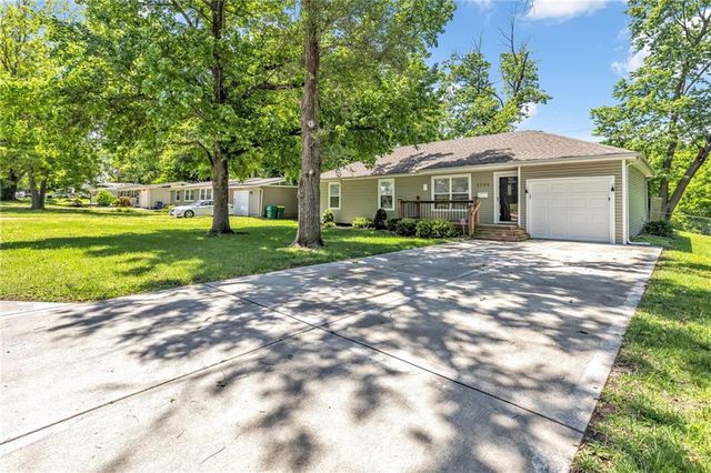 5702 N Highland Avenue, Kansas City, MO 64118