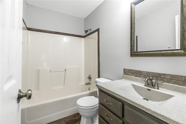 5702 N Highland Avenue, Kansas City, MO 64118