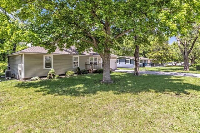 5702 N Highland Avenue, Kansas City, MO 64118