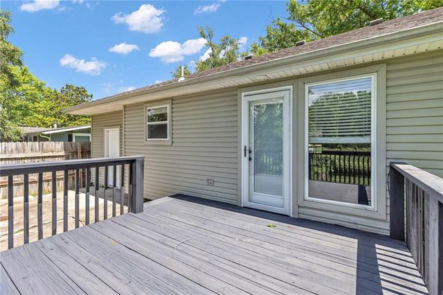 5702 N Highland Avenue, Kansas City, MO 64118