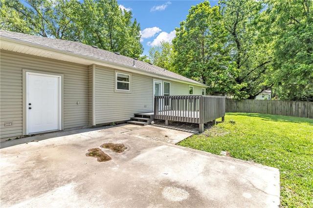 5702 N Highland Avenue, Kansas City, MO 64118
