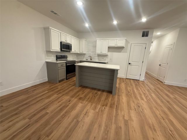905 E 10th Street, Bonham, TX 75418