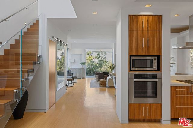 2910 & 2908 Strongs Drive, Venice, CA 90291