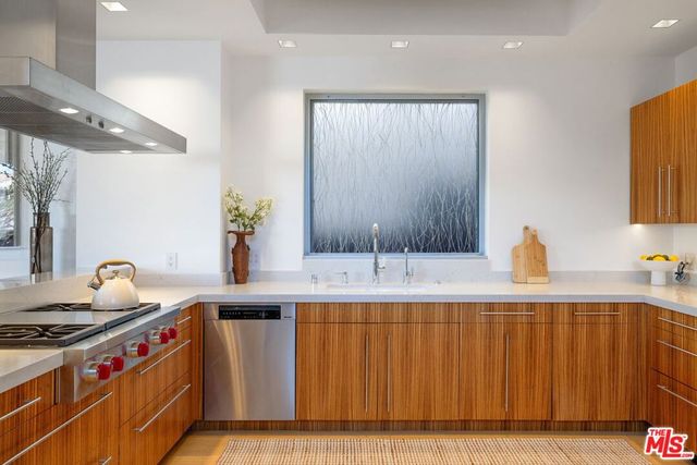 2910 & 2908 Strongs Drive, Venice, CA 90291