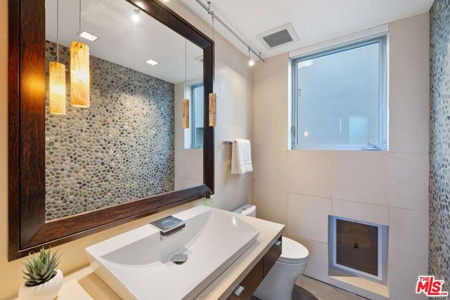 2910 & 2908 Strongs Drive, Venice, CA 90291