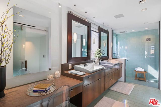 2910 & 2908 Strongs Drive, Venice, CA 90291