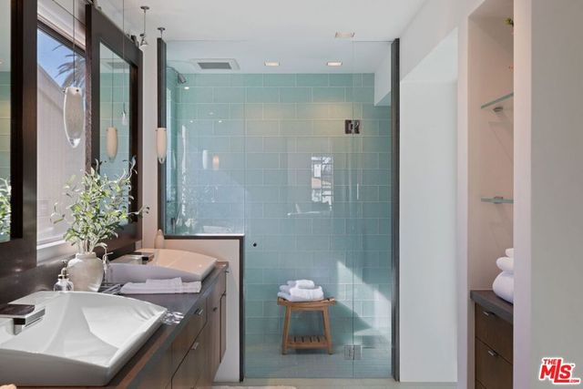 2910 & 2908 Strongs Drive, Venice, CA 90291