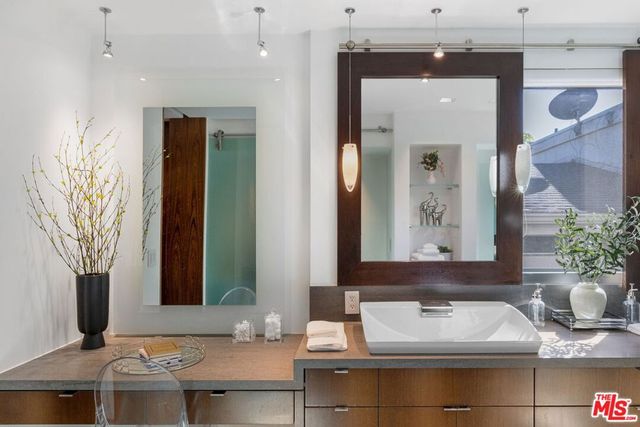 2910 & 2908 Strongs Drive, Venice, CA 90291