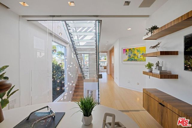 2910 & 2908 Strongs Drive, Venice, CA 90291