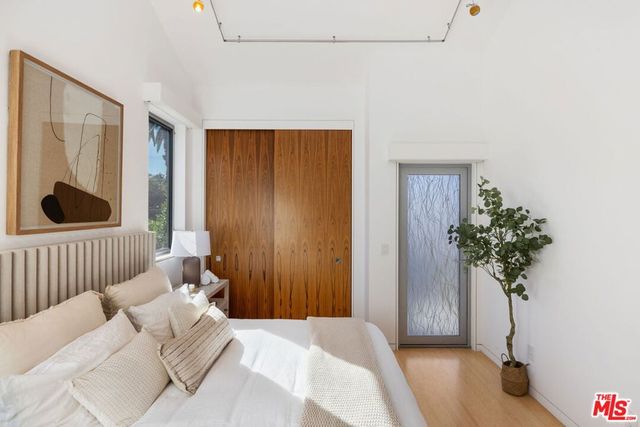 2910 & 2908 Strongs Drive, Venice, CA 90291