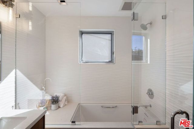 2910 & 2908 Strongs Drive, Venice, CA 90291