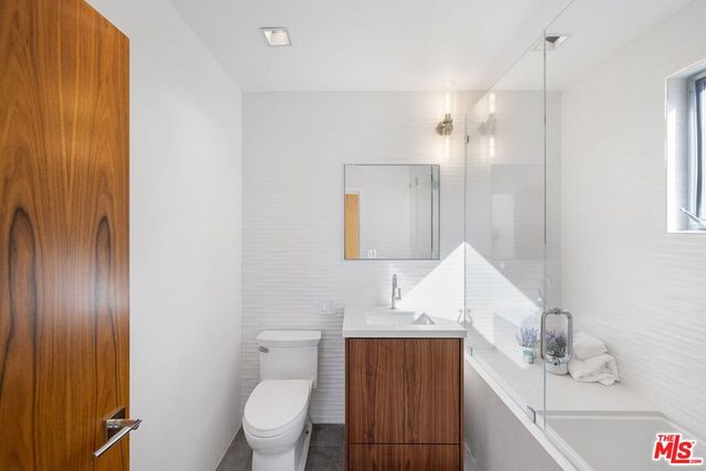 2910 & 2908 Strongs Drive, Venice, CA 90291