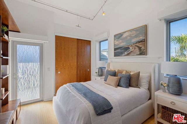 2910 & 2908 Strongs Drive, Venice, CA 90291