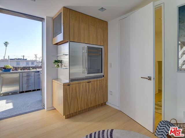 2910 & 2908 Strongs Drive, Venice, CA 90291