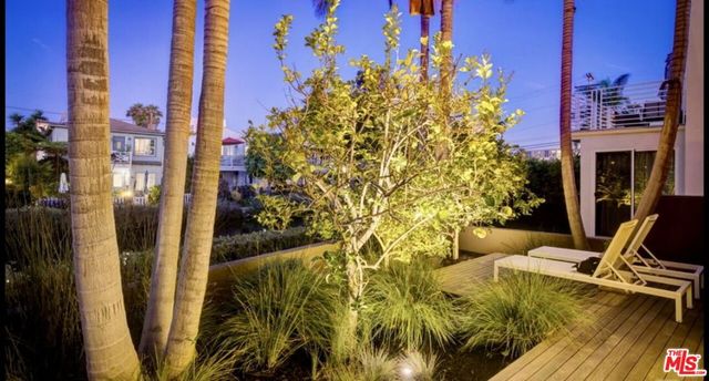 2910 & 2908 Strongs Drive, Venice, CA 90291