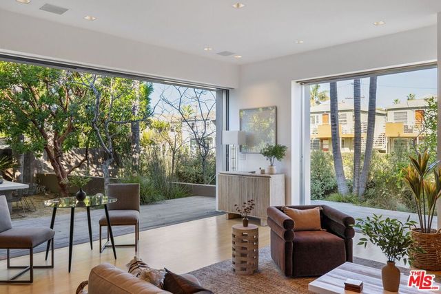 2910 & 2908 Strongs Drive, Venice, CA 90291