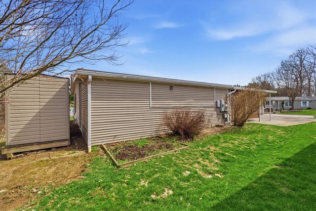 20 W Rock Lake Ct, Jackson Twp, PA 16063