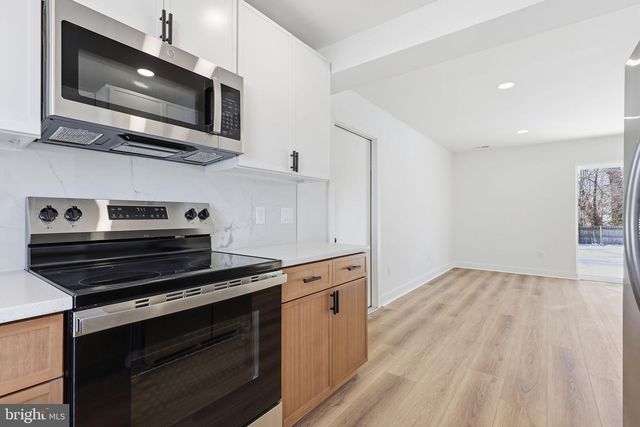 29 ROCKY POOL LN, Levittown, PA 19055