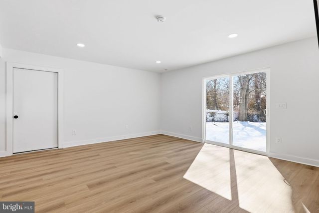 29 ROCKY POOL LN, Levittown, PA 19055