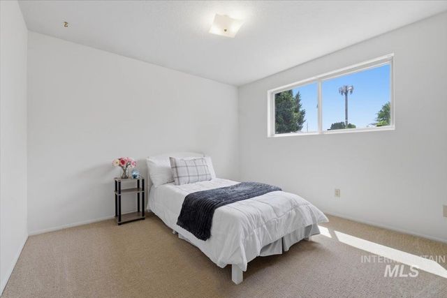 8315 W Valley View Dr, Boise, ID 83704