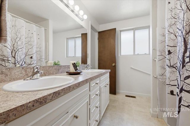 8315 W Valley View Dr, Boise, ID 83704