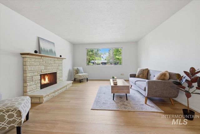 8315 W Valley View Dr, Boise, ID 83704