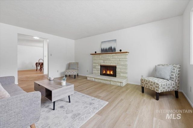 8315 W Valley View Dr, Boise, ID 83704