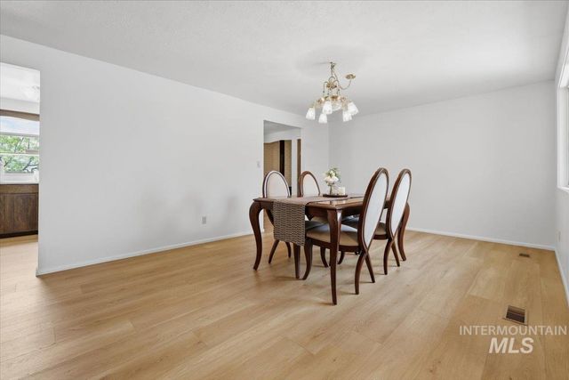 8315 W Valley View Dr, Boise, ID 83704