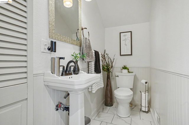 1433 Myrtle St, Oakland, CA 94607