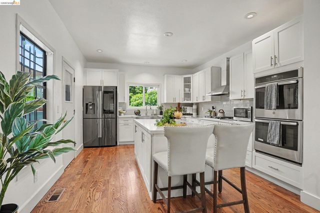 1433 Myrtle St, Oakland, CA 94607
