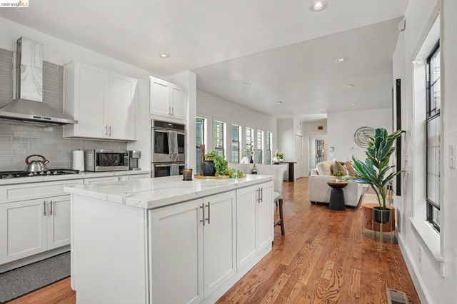 1433 Myrtle St, Oakland, CA 94607