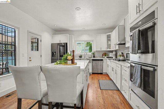 1433 Myrtle St, Oakland, CA 94607