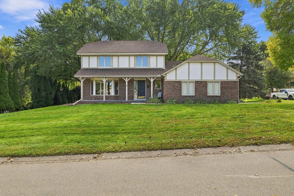 18731 Maple Leaf Drive, Eden Prairie, MN 55346 — photo 2