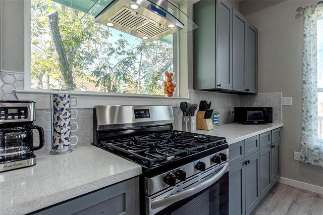 2113 Knollwood Street, Kemah, TX 77565