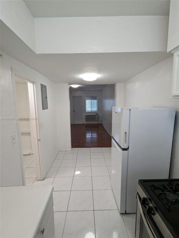 220 Collins Ave 4B, Miami Beach, FL 33139